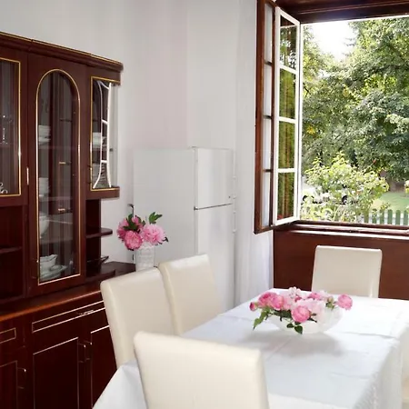 Bor-furdo Apartmanhaz * 에게르